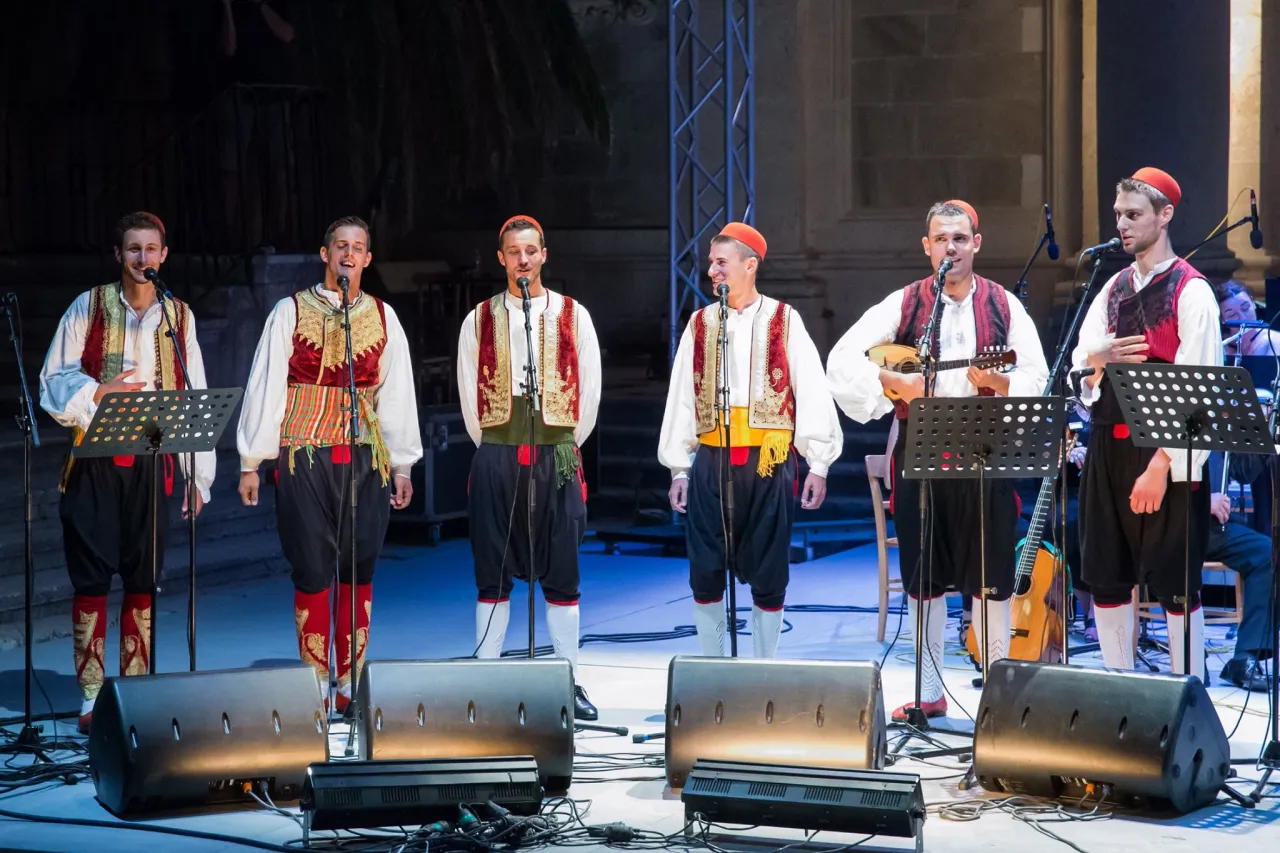 New video for “Ajmo još jednu” from the performance at the 66th Dubrovnik Summer Festival